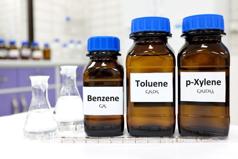 fiolki chemiczne z cieczą
