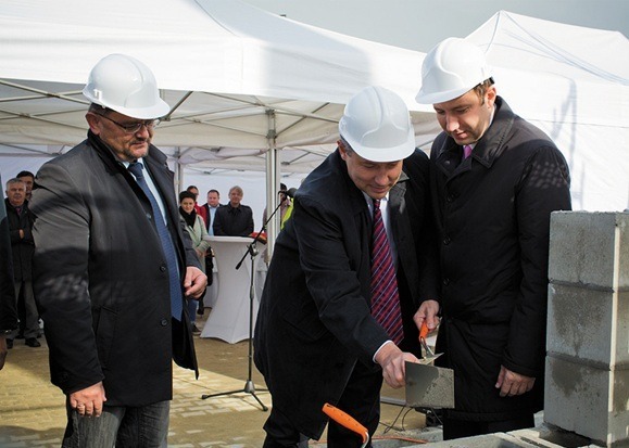 WMUROWANIE KAMIENIA WĘGIELNEGO POD BUDOWĘ NOWEJ SIEDZIBY FIRMY DRAGON POLAND W SKAWINIE